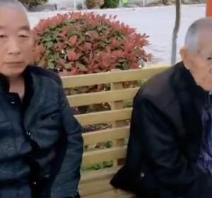 康寿老年公寓在一起聊天