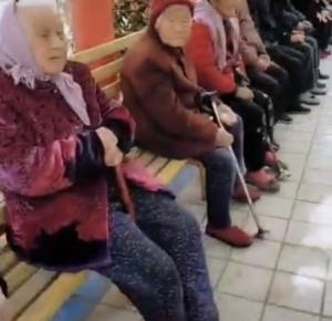 康寿老年公寓老人在一起聊天